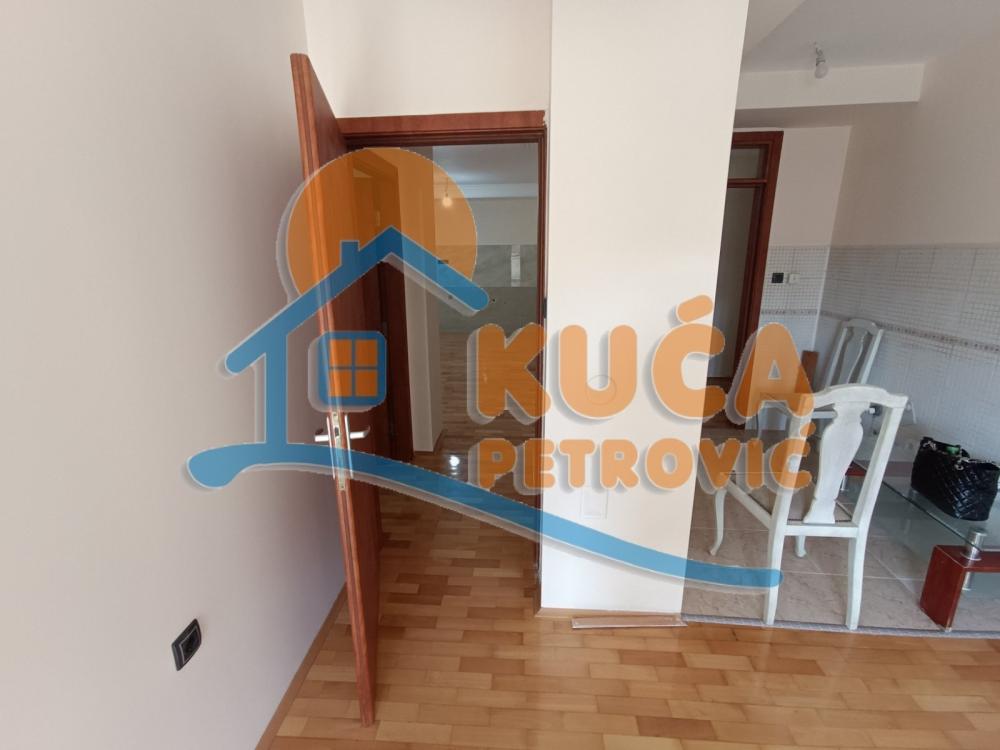 Slika 9 - Stan u zgradi, uknjižen, grejanje na struju, oglas ID p-012076