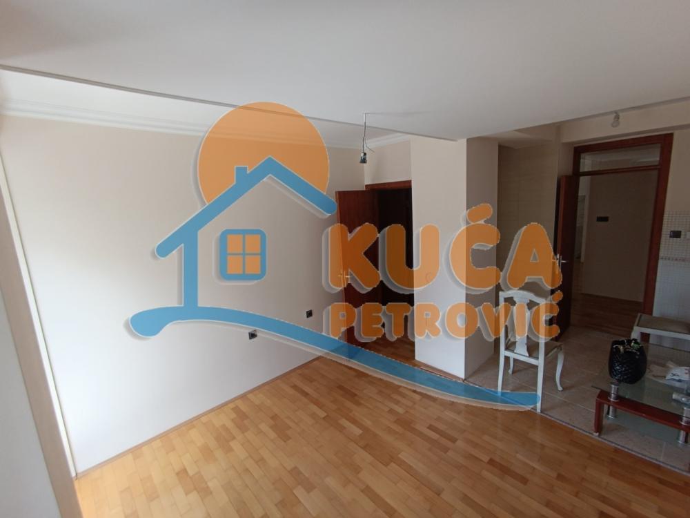 Slika 2 - Stan u zgradi, uknjižen, grejanje na struju, oglas ID p-012076