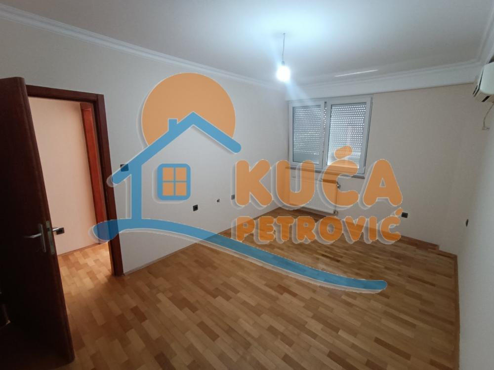 Slika 4 - Stan u zgradi, uknjižen, grejanje na struju, oglas ID p-012076