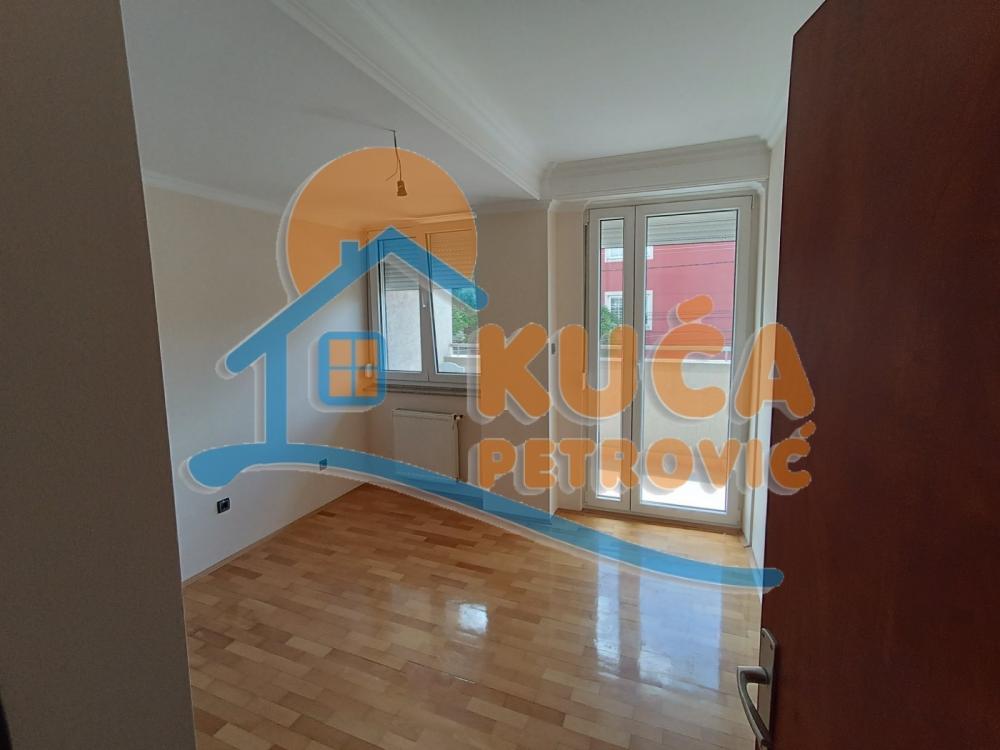 Slika 7 - Stan u zgradi, uknjižen, grejanje na struju, oglas ID p-012076