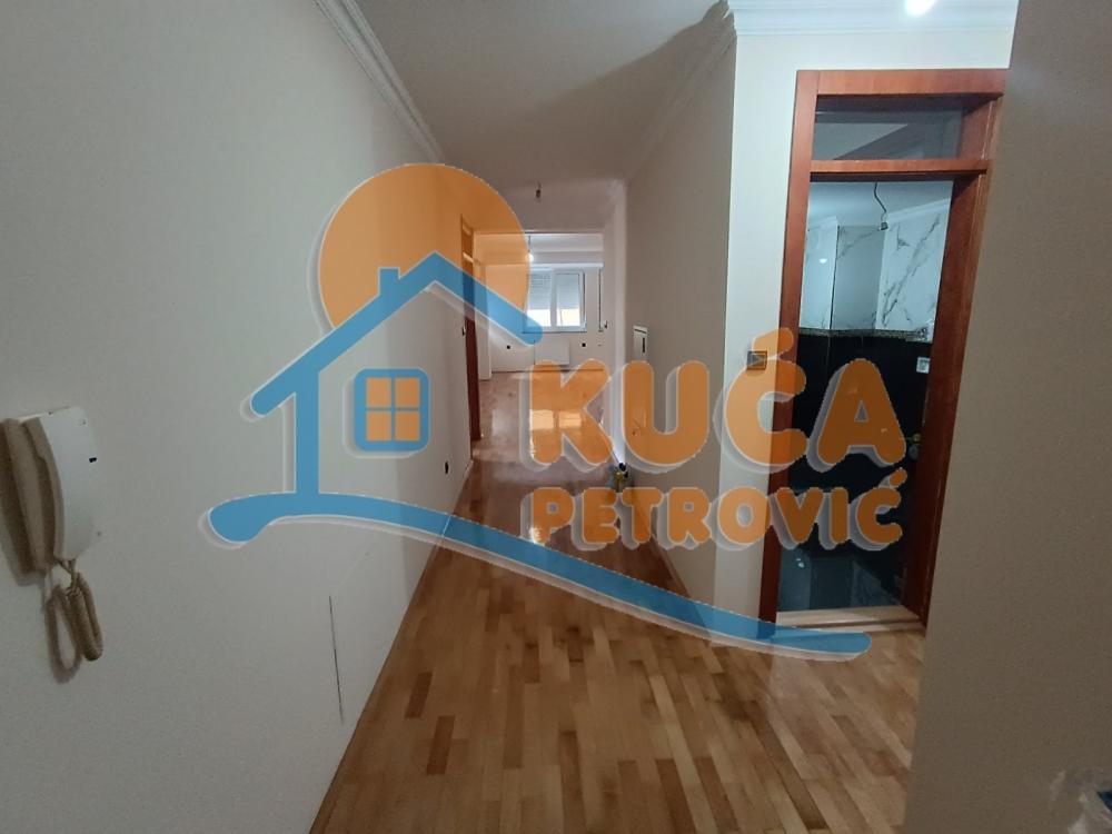 Slika 6 - Stan u zgradi, uknjižen, grejanje na struju, oglas ID p-012076