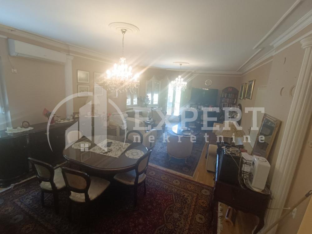 Glavna slika -Stan u zgradi, uknjižen, etažno grejanje, oglas ID p-012077
