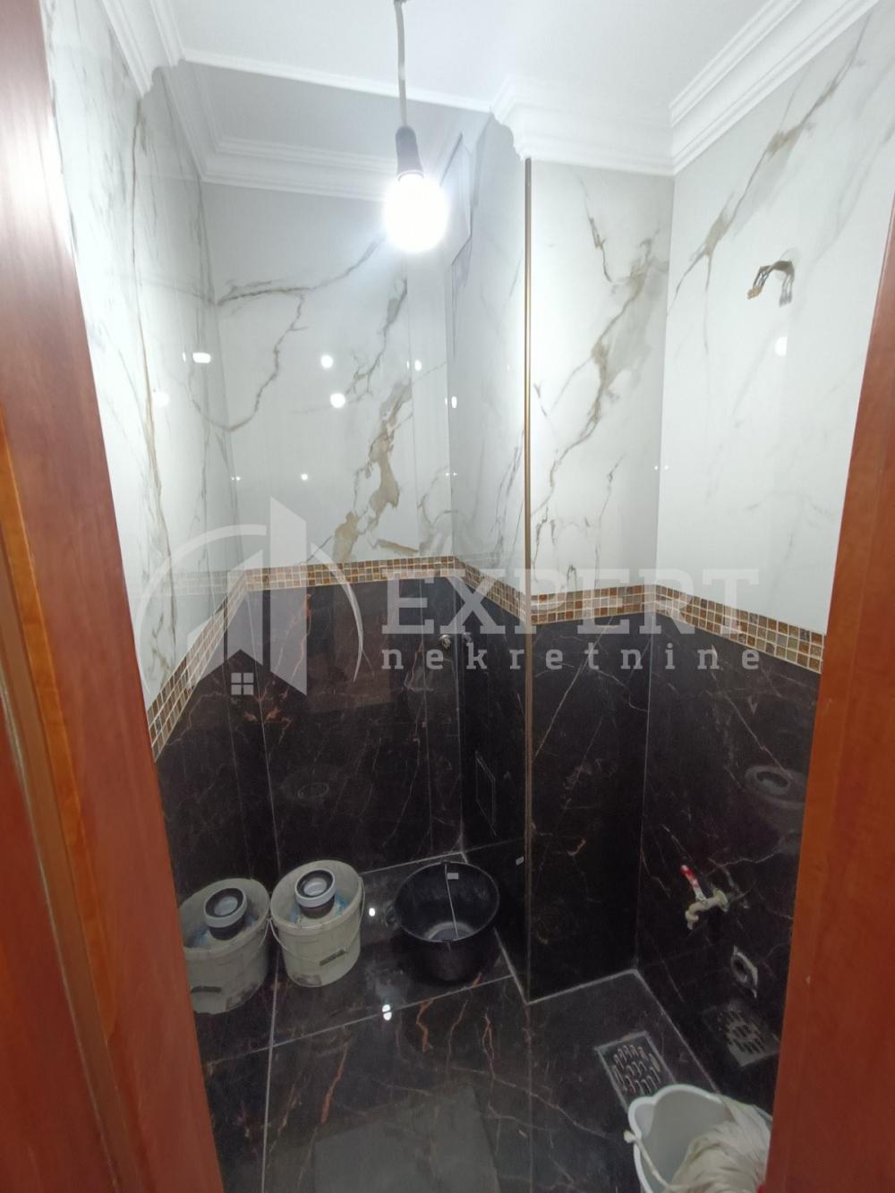 Slika 1 - Stan u zgradi, uknjižen, grejanje na struju, oglas ID p-012076