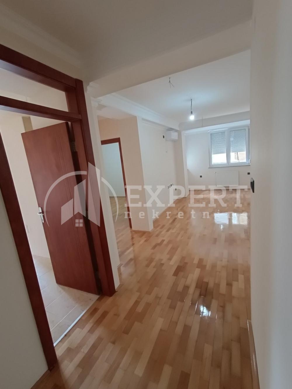 Slika 11 - Stan u zgradi, uknjižen, grejanje na struju, oglas ID p-012076