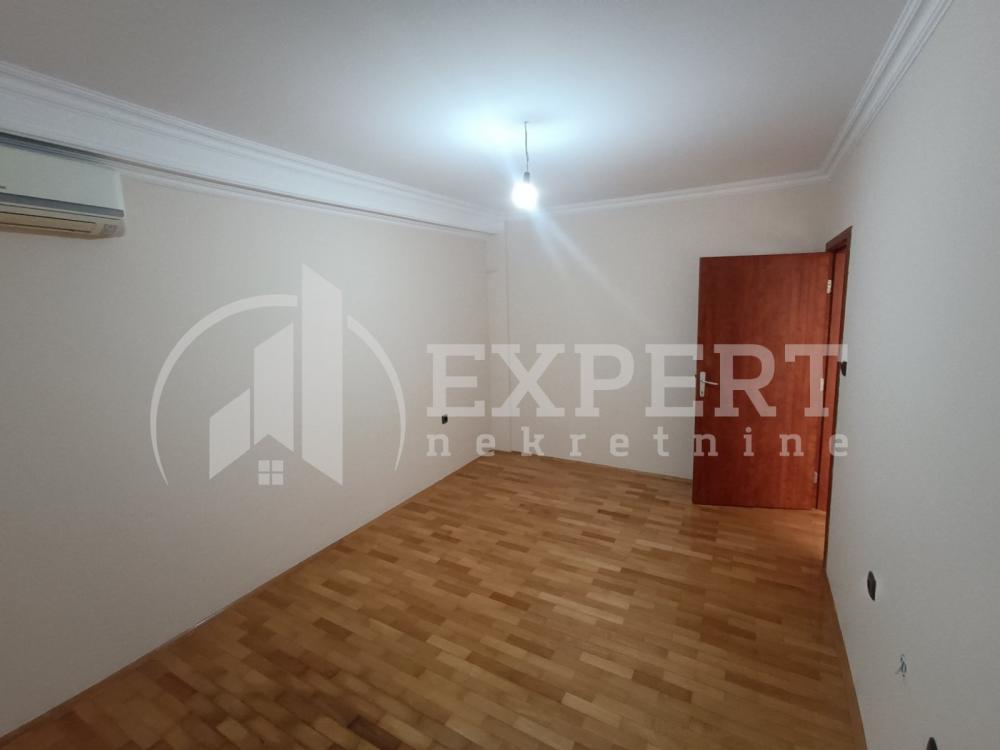 Slika 10 - Stan u zgradi, uknjižen, grejanje na struju, oglas ID p-012076