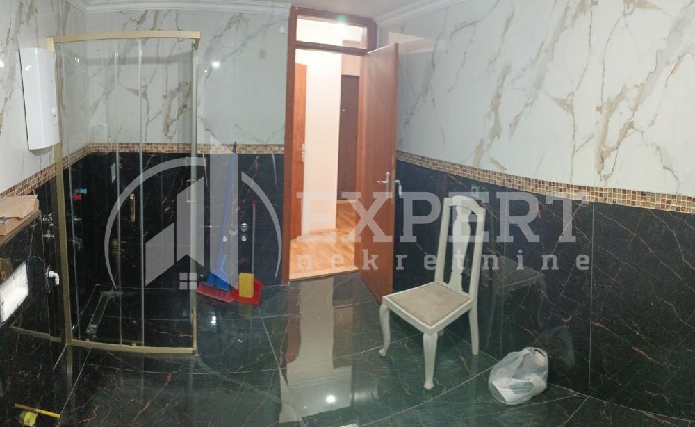 Glavna slika -Stan u zgradi, uknjižen, grejanje na struju, oglas ID p-012076