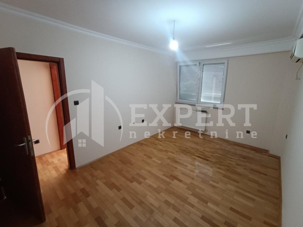 Slika 4 - Stan u zgradi, uknjižen, grejanje na struju, oglas ID p-012076