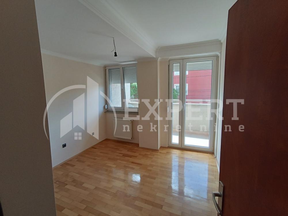 Slika 7 - Stan u zgradi, uknjižen, grejanje na struju, oglas ID p-012076