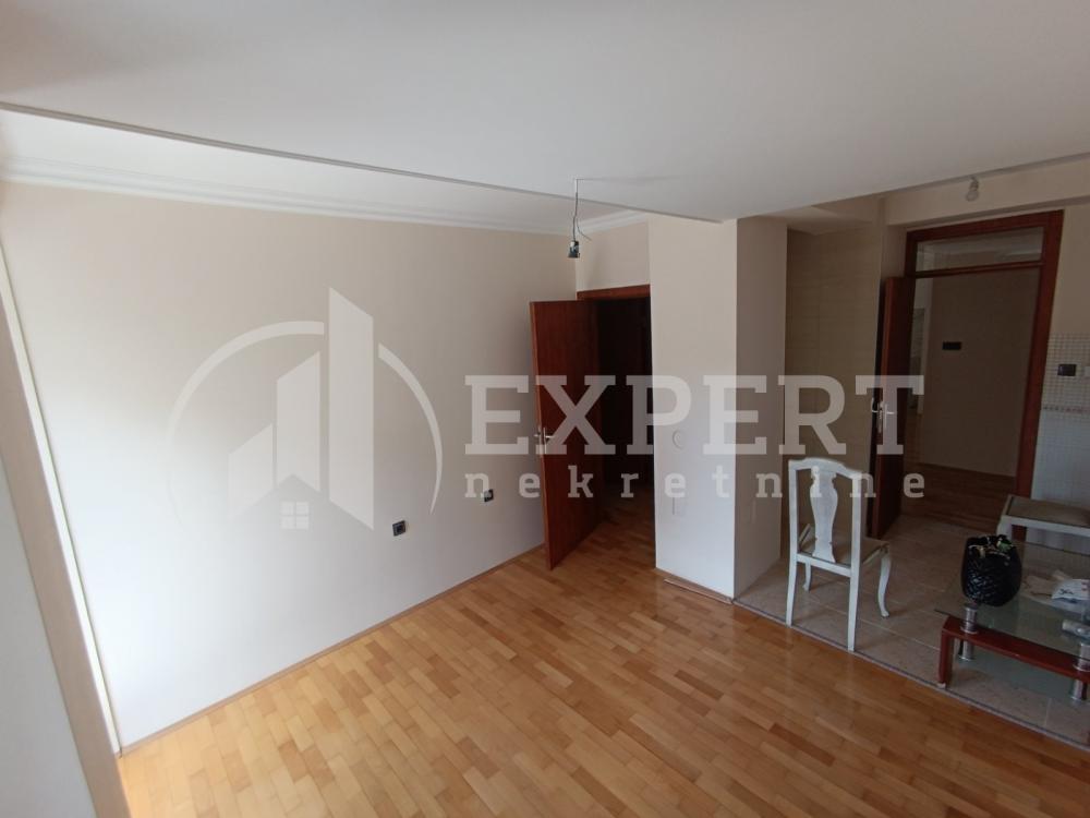 Slika 2 - Stan u zgradi, uknjižen, grejanje na struju, oglas ID p-012076