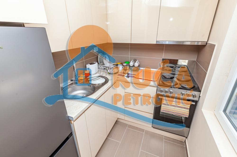 Slika 4 - Stan u zgradi, novogradnja, uknjižen, grejanje na struju, oglas ID p-012557