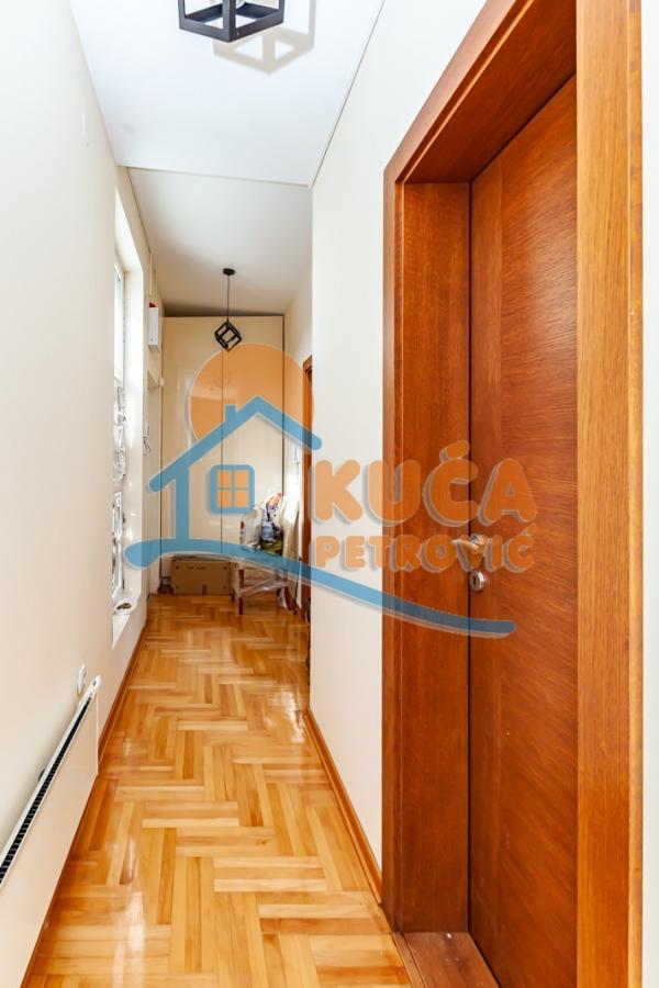 Slika 10 - Stan u zgradi, novogradnja, uknjižen, grejanje na struju, oglas ID p-012557