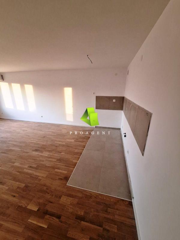 Slika 1 - Useljiv nov troiposoban stan sa PDV-om u širem centru ID#5666