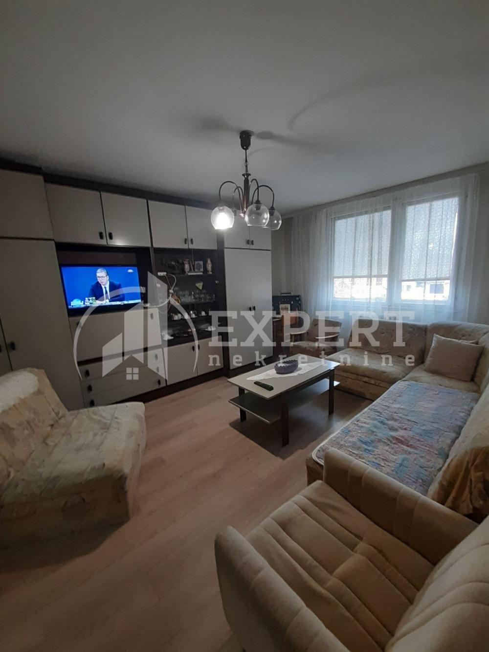 Glavna slika -Stan u zgradi, uknjižen, centralno grejanje, oglas ID p-012641