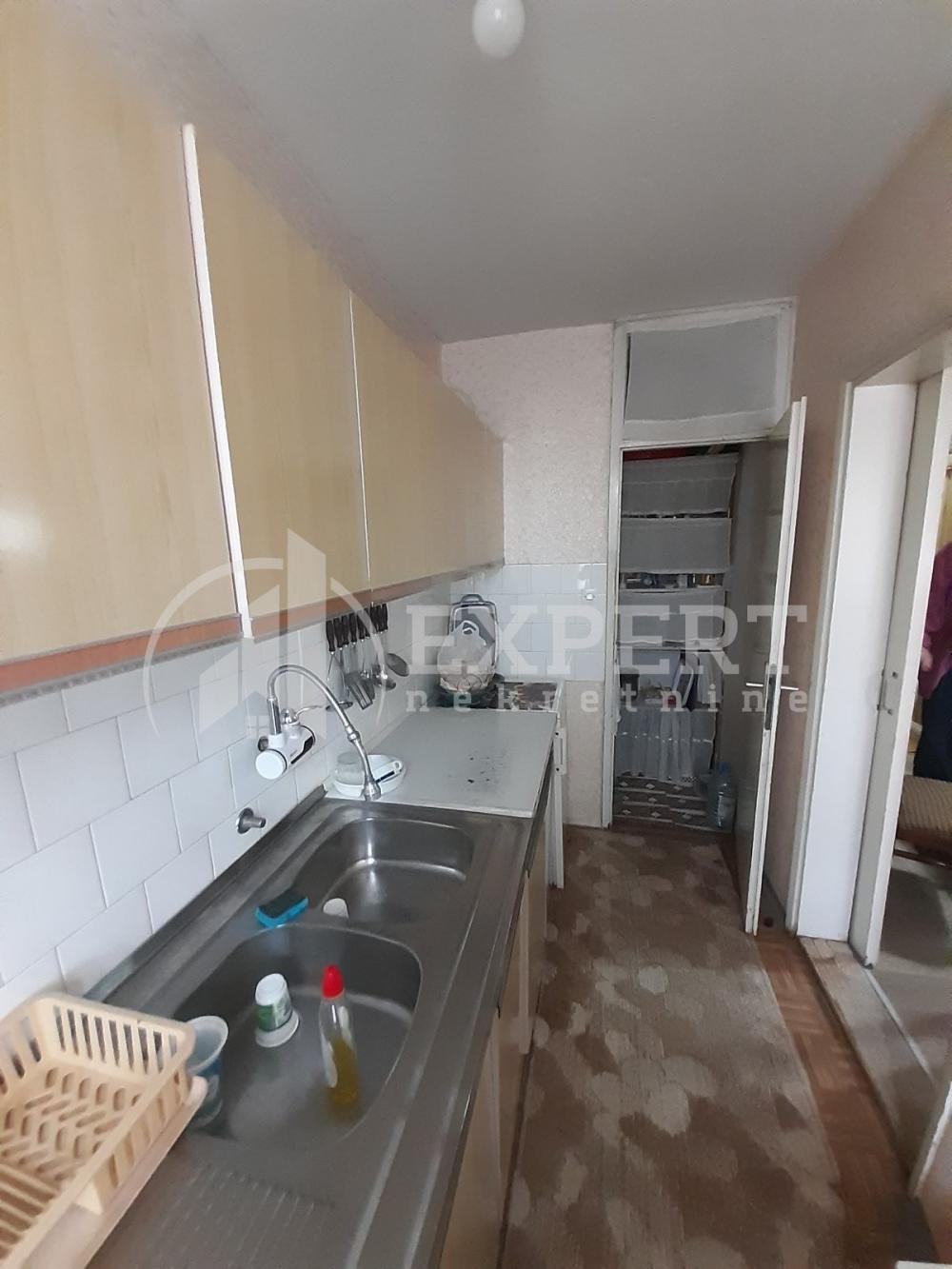 Slika 2 - Stan u zgradi, uknjižen, centralno grejanje, oglas ID p-012641