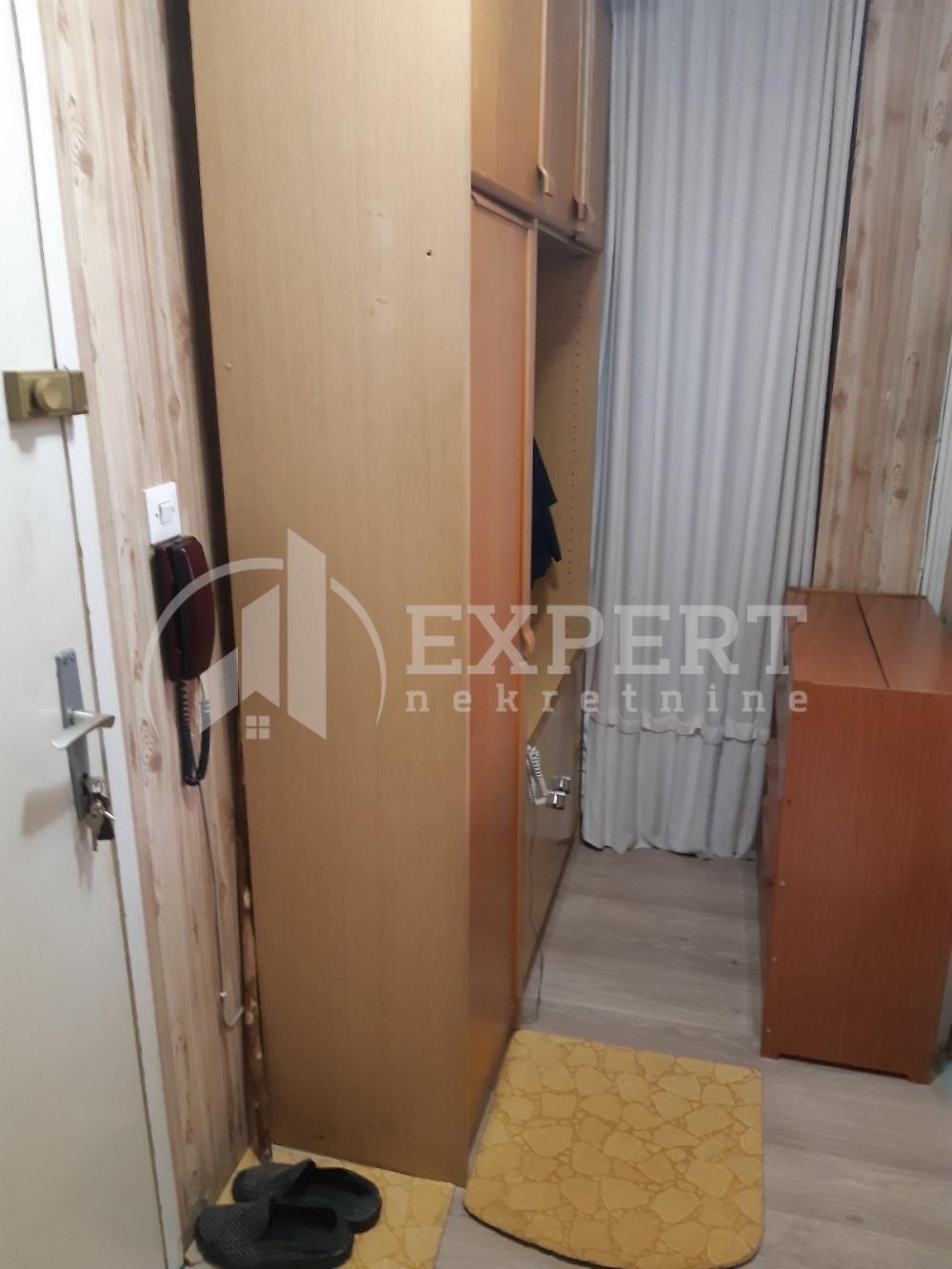 Slika 6 - Stan u zgradi, uknjižen, centralno grejanje, oglas ID p-012641