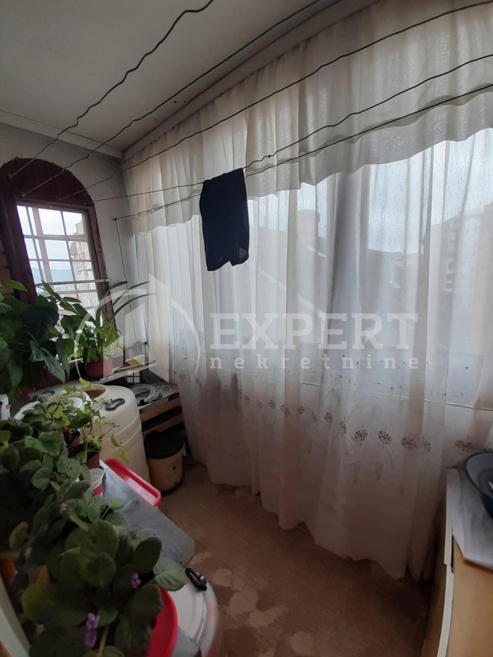 Slika 4 - Stan u zgradi, uknjižen, centralno grejanje, oglas ID p-012641