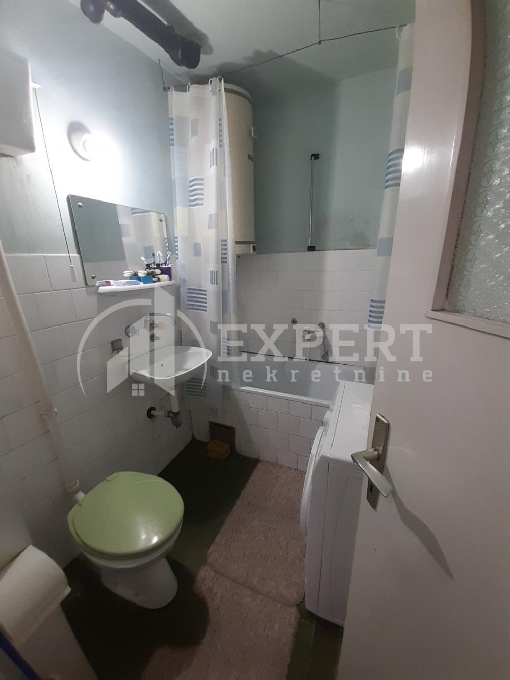 Slika 9 - Stan u zgradi, uknjižen, centralno grejanje, oglas ID p-012641