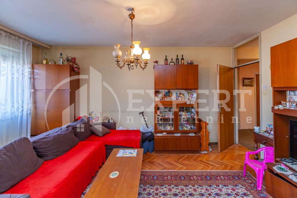 Glavna slika -Stan u zgradi, uknjižen, centralno grejanje, oglas ID p-012687