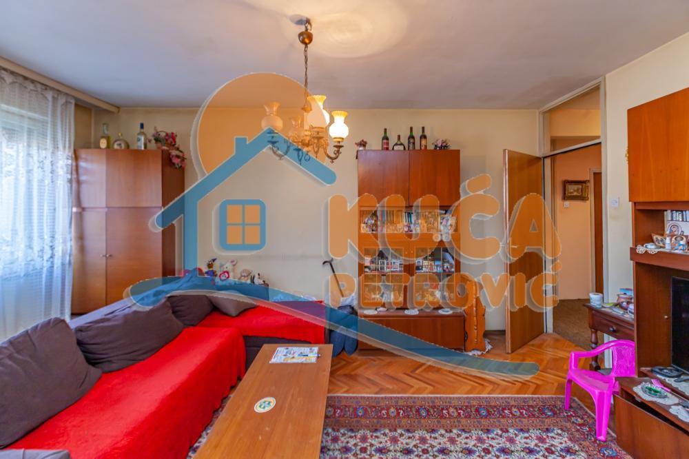 Glavna slika -Stan u zgradi, uknjižen, centralno grejanje, oglas ID p-012687