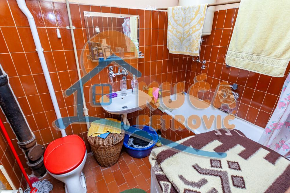 Slika 7 - Stan u zgradi, uknjižen, centralno grejanje, oglas ID p-012687