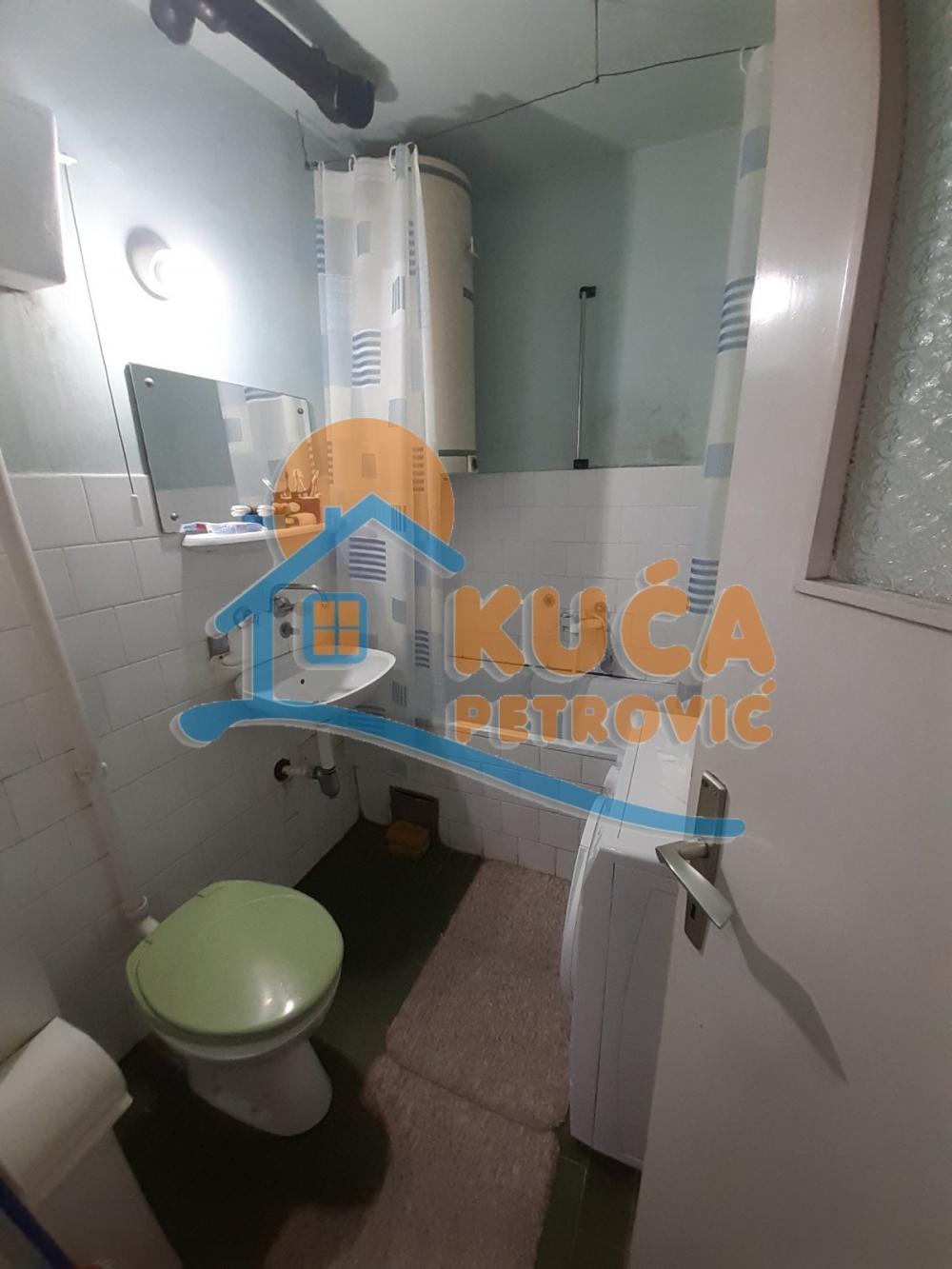 Slika 9 - Stan u zgradi, uknjižen, centralno grejanje, oglas ID p-012641