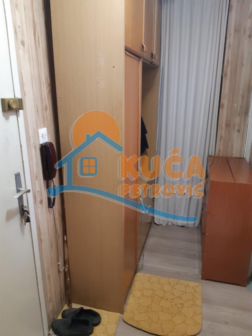 Slika 6 - Stan u zgradi, uknjižen, centralno grejanje, oglas ID p-012641