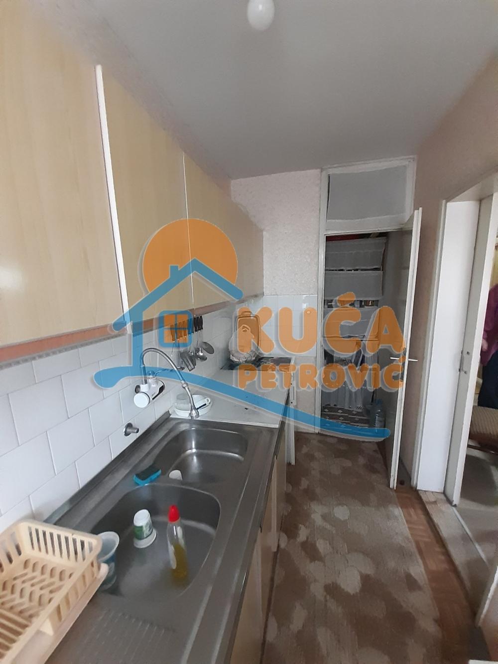 Slika 2 - Stan u zgradi, uknjižen, centralno grejanje, oglas ID p-012641