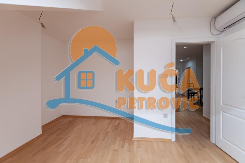 Slika 8 - Stan u zgradi, novogradnja, uknjižen, etažno grejanje, oglas ID p-012772