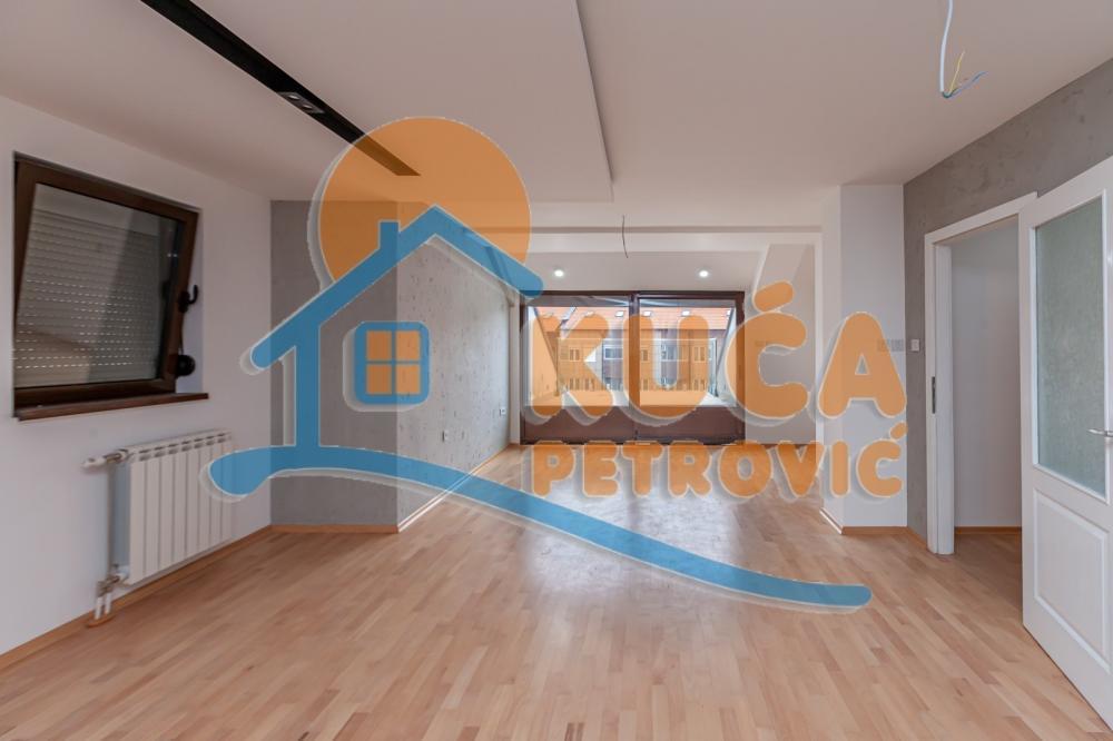 Glavna slika -Stan u zgradi, novogradnja, uknjižen, etažno grejanje, oglas ID p-012772