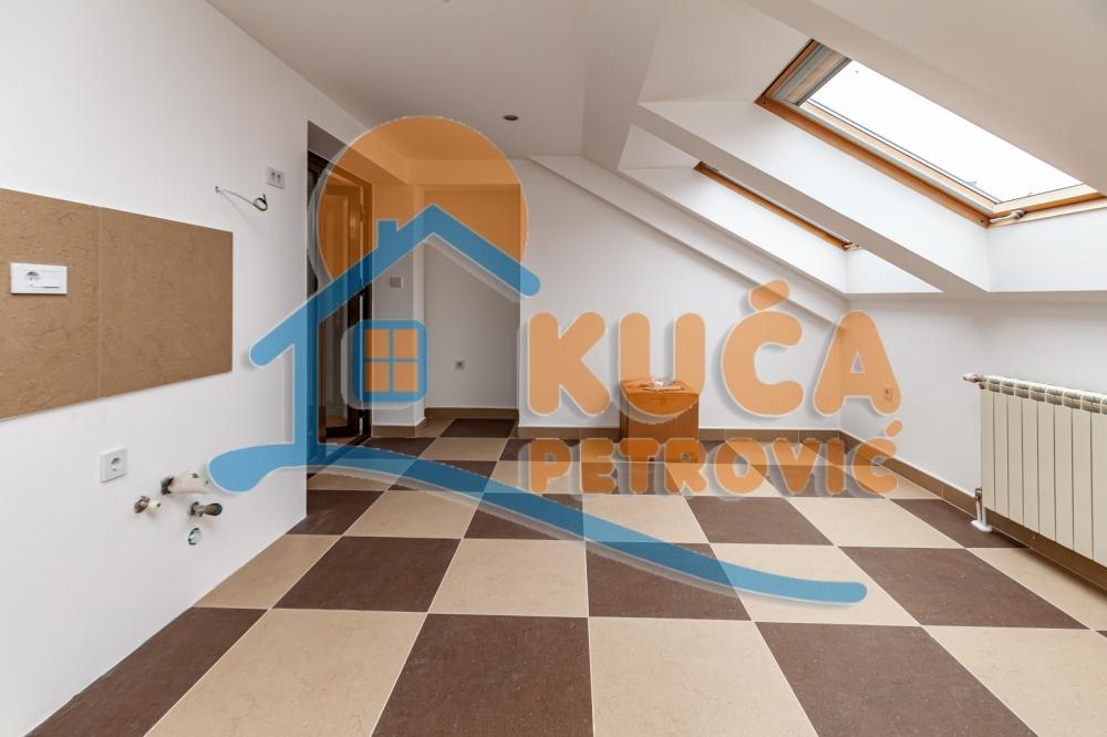 Slika 5 - Stan u zgradi, novogradnja, uknjižen, etažno grejanje, oglas ID p-012772