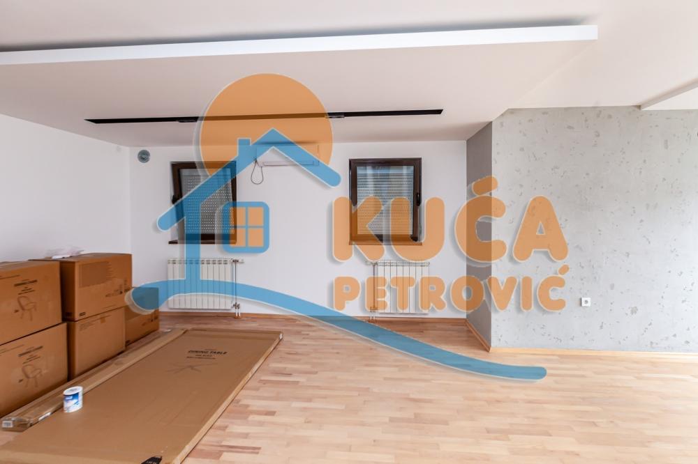 Slika 2 - Stan u zgradi, novogradnja, uknjižen, etažno grejanje, oglas ID p-012772