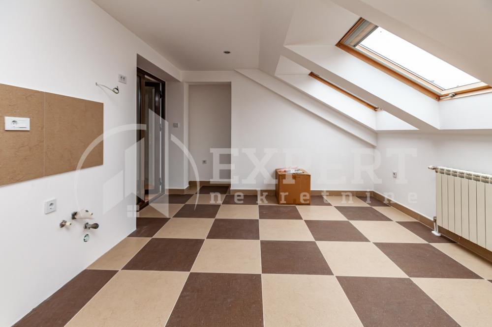 Slika 5 - Stan u zgradi, novogradnja, uknjižen, etažno grejanje, oglas ID p-012772