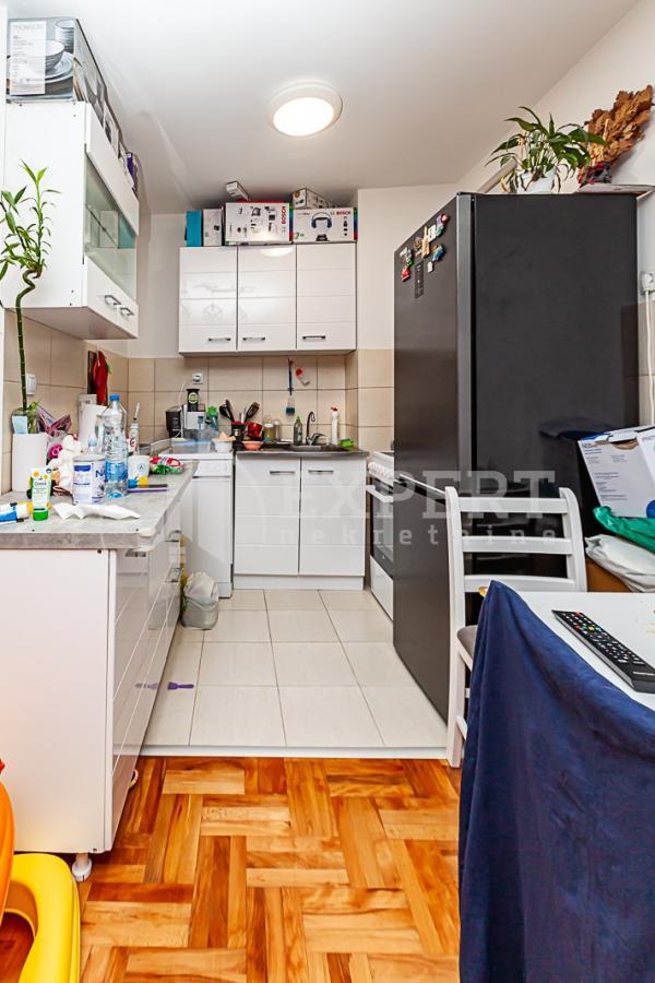 Glavna slika -Stan u zgradi, novogradnja, uknjižen, centralno grejanje, oglas ID p-010246