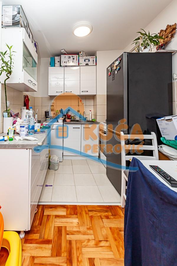 Glavna slika -Stan u zgradi, novogradnja, uknjižen, centralno grejanje, oglas ID p-010246