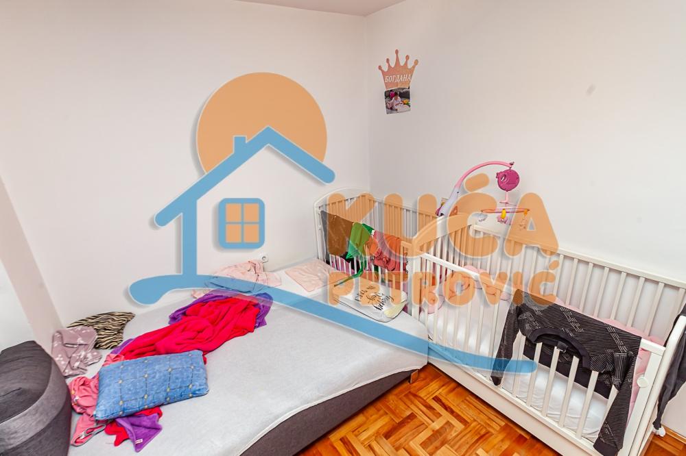 Slika 6 - Stan u zgradi, novogradnja, uknjižen, centralno grejanje, oglas ID p-010246