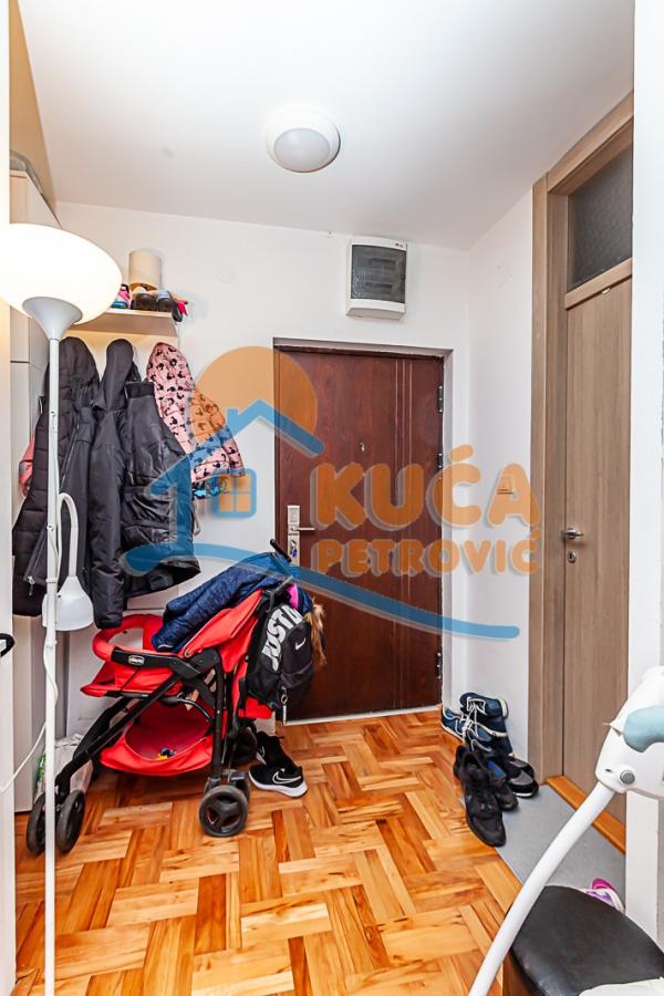 Slika 2 - Stan u zgradi, novogradnja, uknjižen, centralno grejanje, oglas ID p-010246