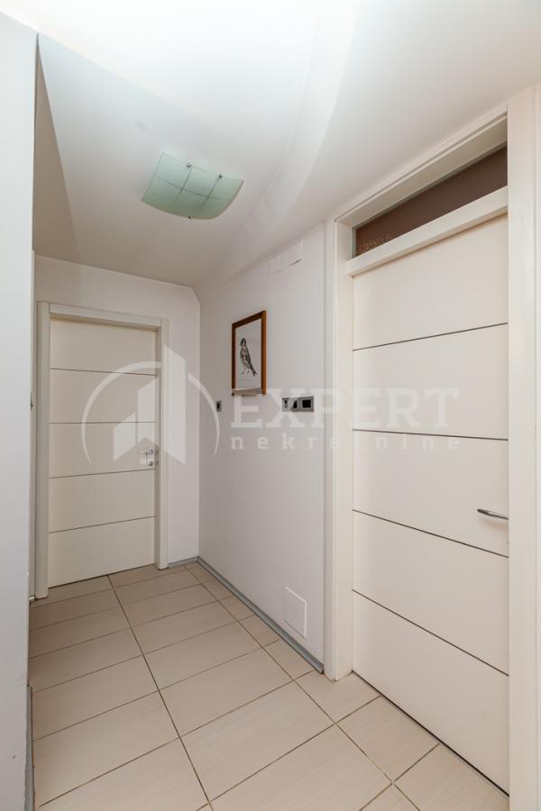 Slika 11 - Stan u zgradi, novogradnja, uknjižen, etažno grejanje, oglas ID p-012882