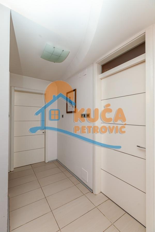 Slika 11 - Stan u zgradi, novogradnja, uknjižen, etažno grejanje, oglas ID p-012882