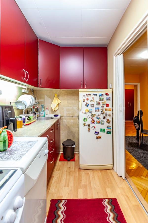 Slika 4 - Stan u zgradi, uknjižen, centralno grejanje, oglas ID p-013010