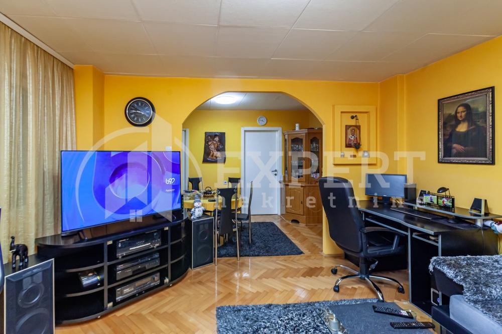 Slika 1 - Stan u zgradi, uknjižen, centralno grejanje, oglas ID p-013010