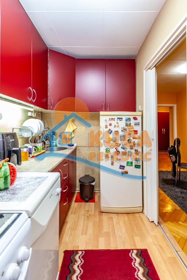 Slika 4 - Stan u zgradi, uknjižen, centralno grejanje, oglas ID p-013010