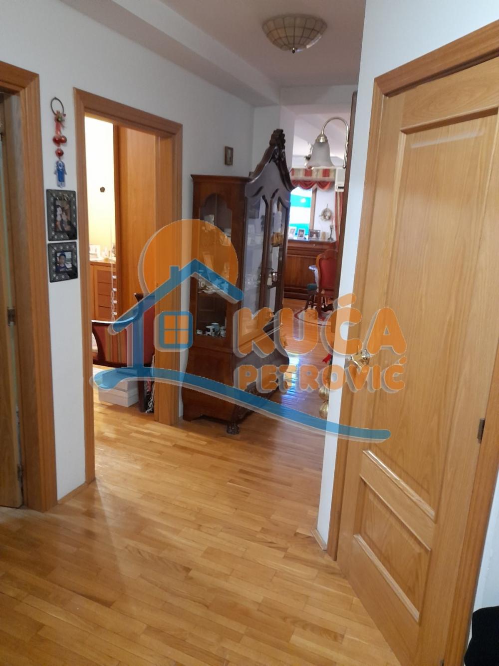 Slika 9 - Stan u zgradi, uknjižen, centralno grejanje, oglas ID p-013009