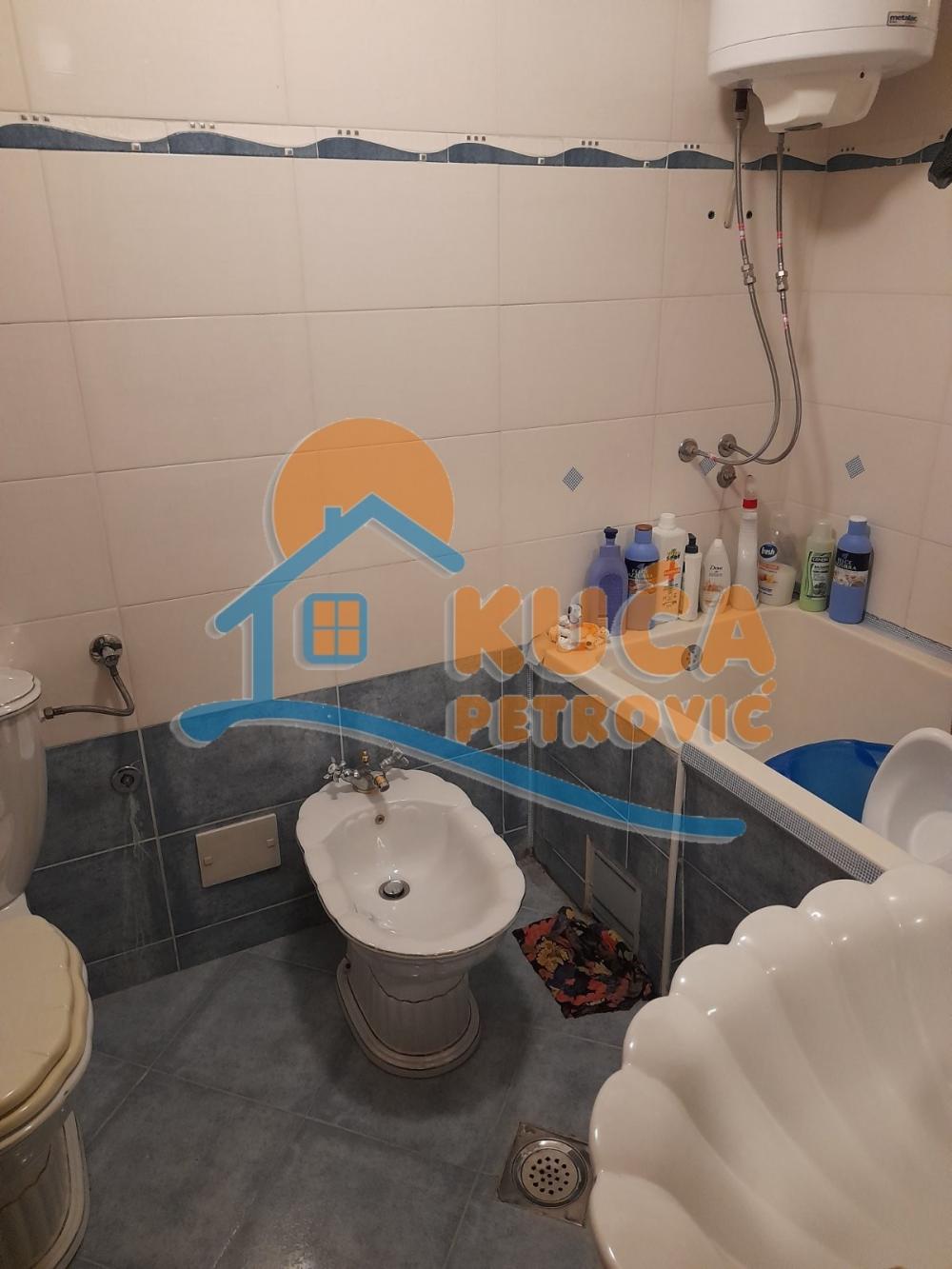 Slika 3 - Stan u zgradi, uknjižen, centralno grejanje, oglas ID p-013009