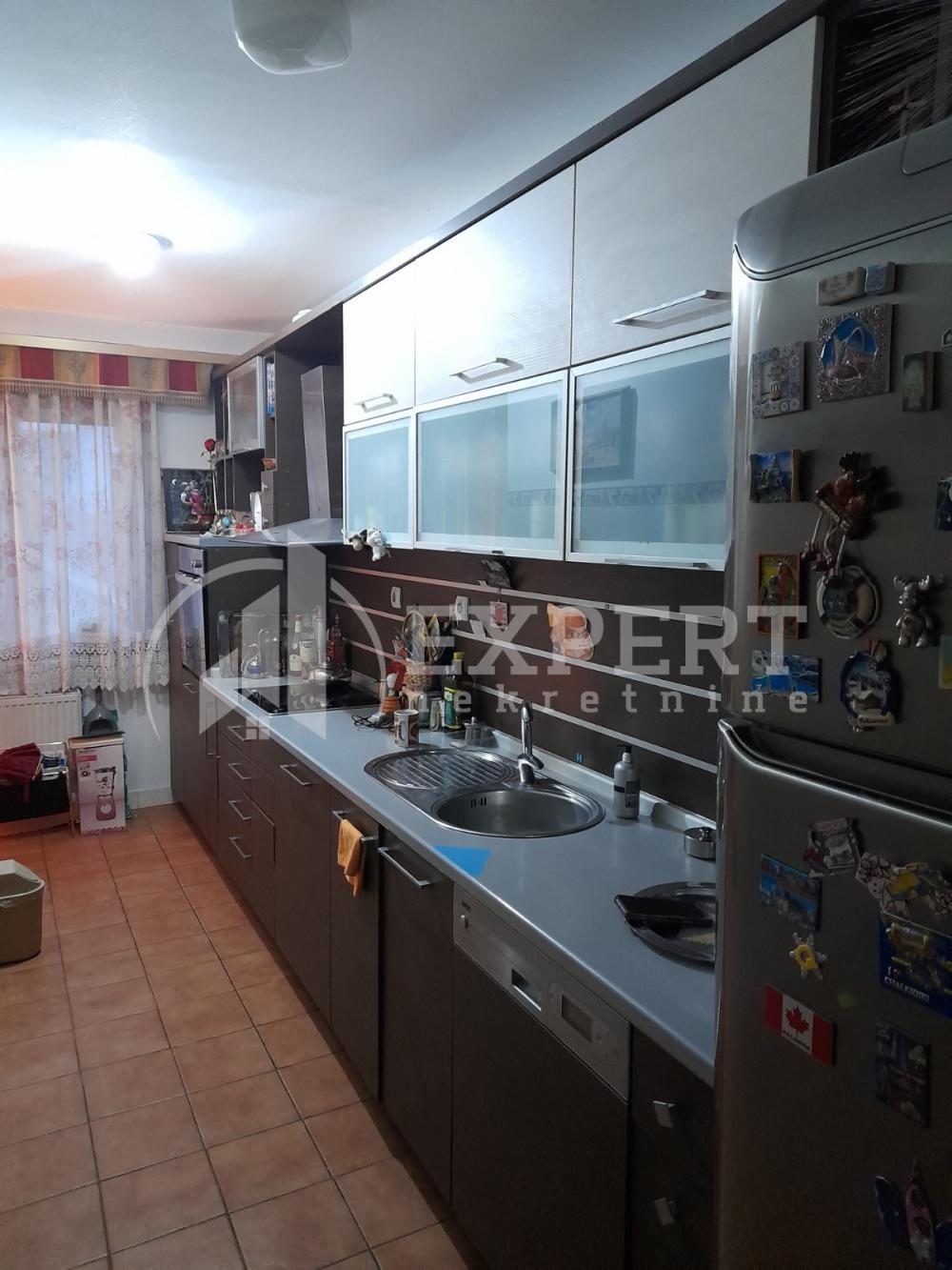 Slika 2 - Stan u zgradi, uknjižen, centralno grejanje, oglas ID p-013009