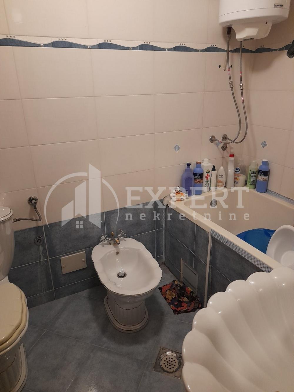 Slika 3 - Stan u zgradi, uknjižen, centralno grejanje, oglas ID p-013009