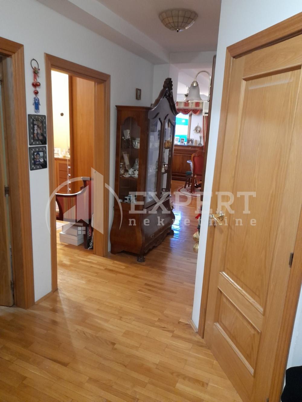 Slika 9 - Stan u zgradi, uknjižen, centralno grejanje, oglas ID p-013009