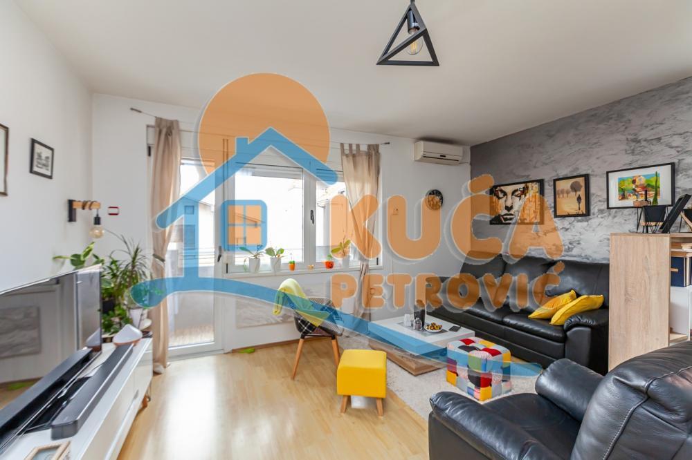 Glavna slika -Stan u zgradi, uknjižen, grejanje na struju, oglas ID p-013072