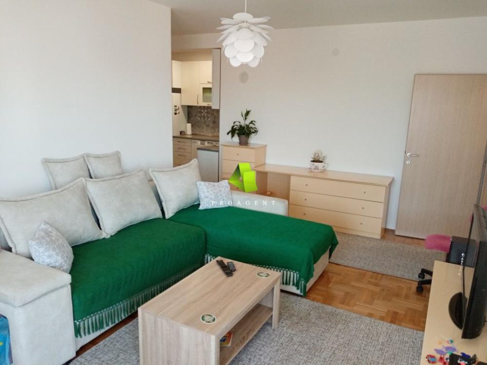 Slika 1 - Odličan trosoban sa stvarima u centru ID#5943