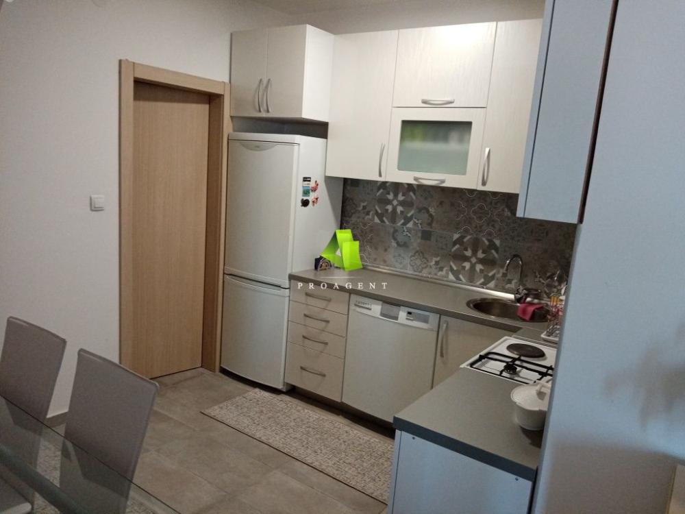 Slika 5 - Odličan trosoban sa stvarima u centru ID#5943