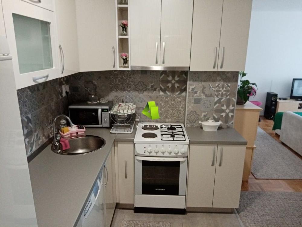 Slika 6 - Odličan trosoban sa stvarima u centru ID#5943